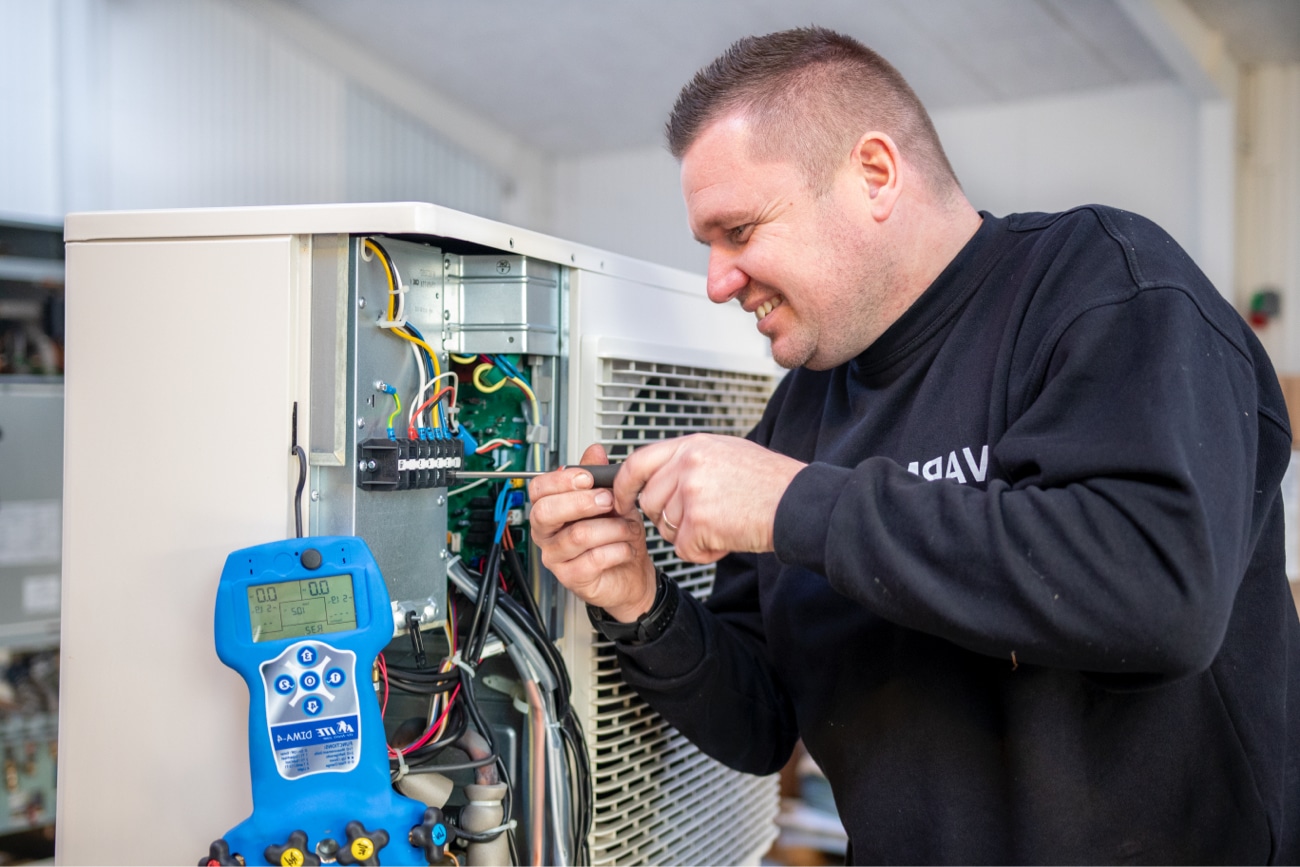 Varmepumpe Fyn Christian monterer varmepumpe